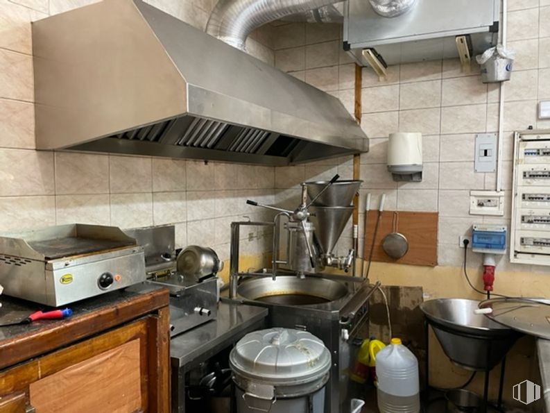 Local en alquiler en Zona Palos Frontera, Arganzuela, Madrid, 28045 con ebanistería, fregadero, electrodoméstico, encimera, propiedad, fregadero de cocina, aparato de cocina, edificio, cocina y campana extractora alrededor