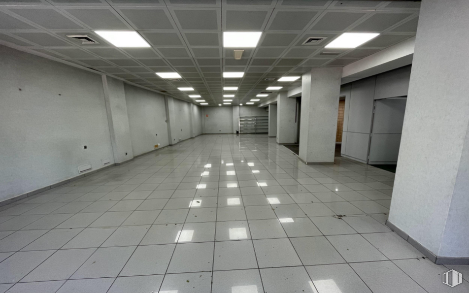 Retail for rent at Avenida Juan Carlos I, Leganés, Madrid, 28912 with fixture, floor, flooring, hall, tile flooring, ceiling, composite material, symmetry, concrete and daylighting around