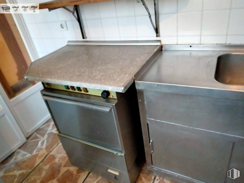 Retail for sale at El Sotillo - La Lastrilla, La Lastrilla, Segovia, 40196 with kitchen appliance, major appliance, kitchen stove, stove, home appliance, kitchen, cabinetry, gas stove, countertop and wood stain around