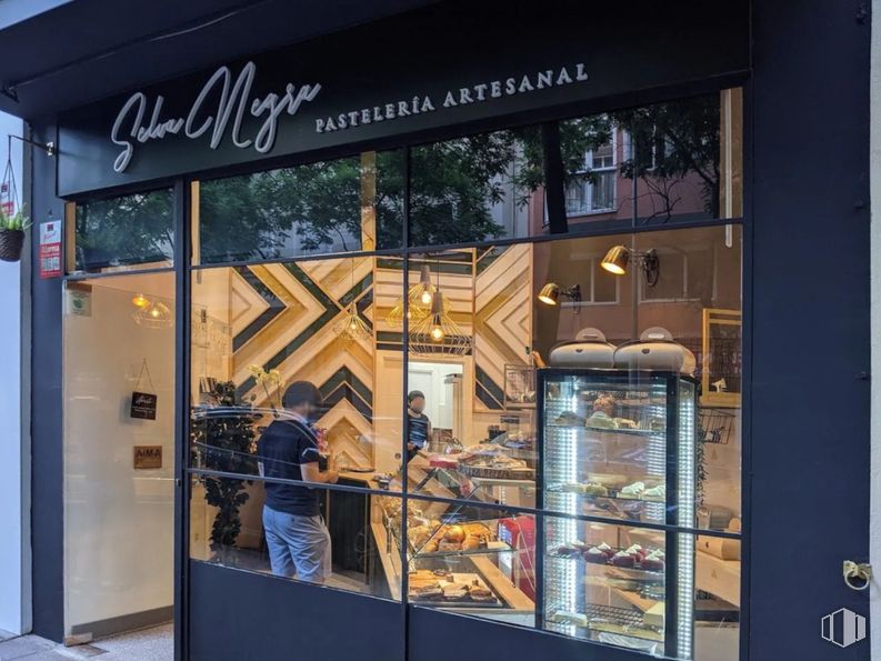 Retail for rent at Calle General Pardiñas, Salamanca, Madrid, 28006 with top, person, clothing, restaurant, food, bakery, retail, customer, baking and dessert around