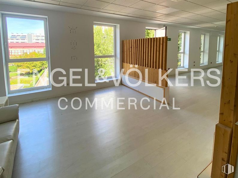 Oficina en alquiler en Calle Julián Camarillo, 38, San Blas - Canillejas, Madrid, 28037 con ventana, accesorio, madera, suelos, suelo, inmobiliario, edificio, madera dura, pintura y sombra alrededor