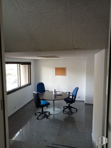 Oficina en alquiler en Calle Agastia, 44, Ciudad Lineal, Madrid, 28027 con silla, ventana, mesa, mesa de cocina y comedor, mueble, edificio, accesorio, interiorismo, suelo y suelos alrededor