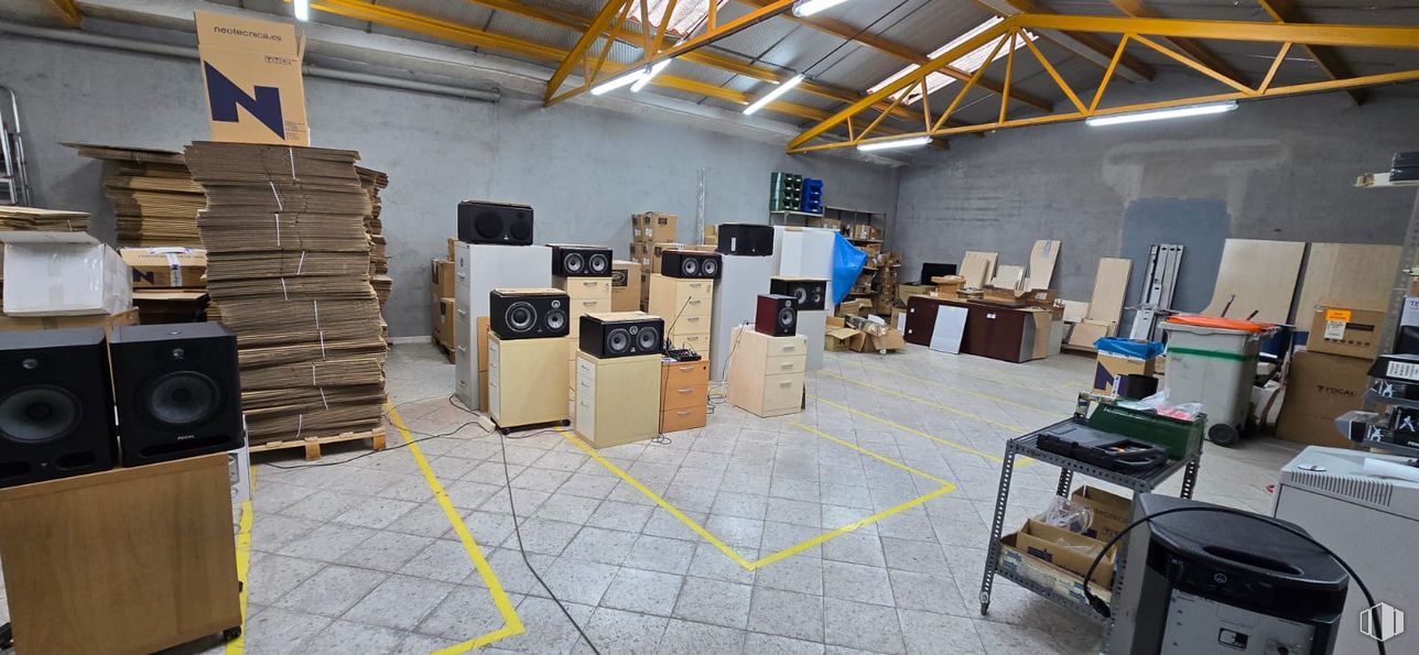 Industrial for rent at Calle Zaida, 89, Carabanchel, Madrid, 28019 with box, wood, flooring, floor, electronic device, loudspeaker, technology, shelving, shelf and plywood around