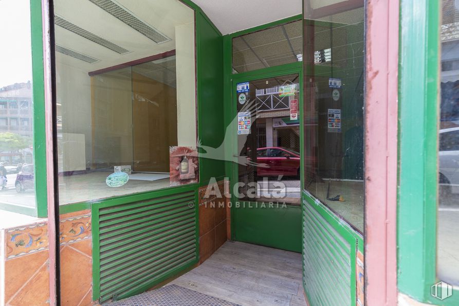 Retail for sale at Zona centro, Azuqueca de Henares, Guadalajara, 19200 with green, tire, fixture, building, wheel, door, vehicle, motor vehicle, real estate and gas around