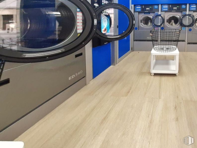 Retail for sale at Casco urbano, Fuencarral - El Pardo, Madrid, 28048 with washing machine, wood, automotive design, floor, major appliance, flooring, clothes dryer, audio equipment, machine and hardwood around