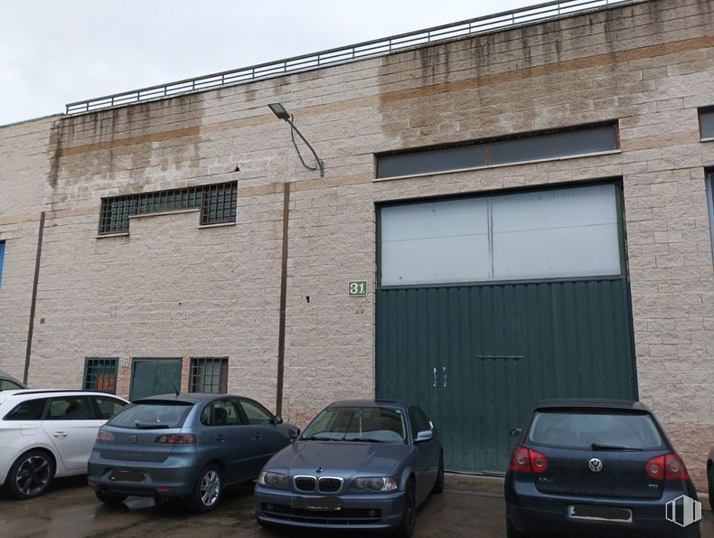 Industrial for sale at Zona industrial, Colmenar Viejo, Madrid, 28770 with car, tire, wheel, window, brickwork, parking, family car, parking lot, luxury vehicle and mid-size car around