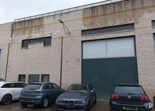 Nave en venta en Zona industrial, Colmenar Viejo, Madrid, 28770 con coche, neumático, rueda, ventana, albañilería, aparcamiento, coche familiar, aparcamiento, vehículo de lujo y coche mediano alrededor