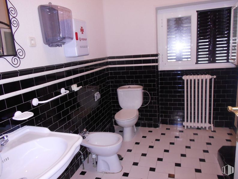 Retail for rent at Calle Hermanos Alonso, 8, San Lorenzo de El Escorial, Madrid, 28200 with sink, toilet, window blind, packaged goods, mirror, plumbing fixture, property, tap, bathroom and toilet seat around