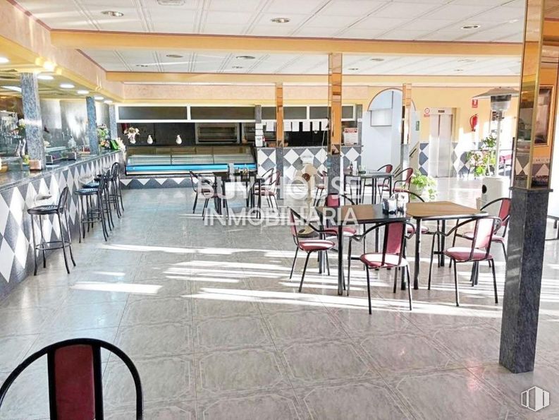 Retail for sale at Avenida Castilla-La Mancha, Illescas, Toledo, 45200 with chair, table, furniture, building, interior design, architecture, floor, flooring, leisure and retail around