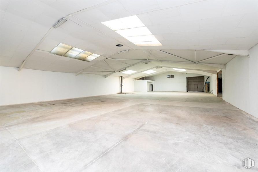 Industrial for rent at Calle Castrobarto, Barajas, Madrid, 28042 with light fixture, lighting, flooring, floor, ceiling, hall, concrete, tile flooring, daylighting and design around