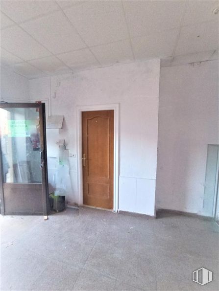 Local en alquiler y venta en Calle Hermanamiento, Ayllón, Segovia, 40520 con puerta, madera, accesorio, edificio, pasillo, pavimentos, madera, puerta de casa, techo y hormigón alrededor