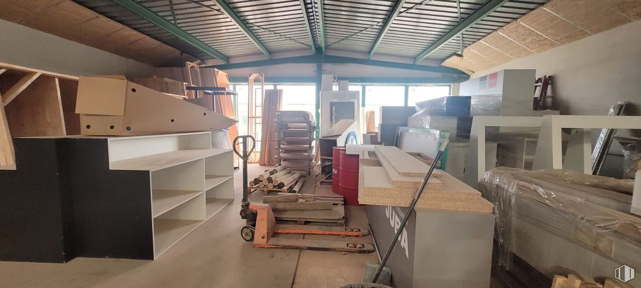 Industrial for sale at Zona industrial, Yuncos, Toledo, 45210 with wood, flooring, ceiling, floor, plywood, hardwood, design, workshop, plank and building material around