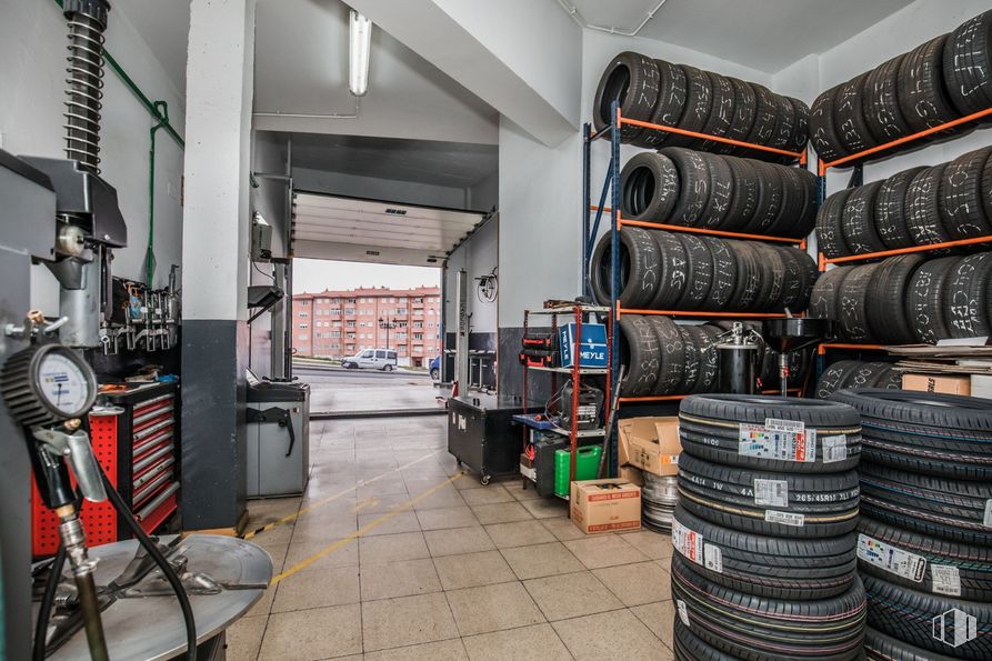 Retail for sale at Calle Manuel Gómez Moreno, Ávila, 05003 with packaged goods, barrel, automotive tire, tread, tire, gas, winery, wheel, engineering and automotive wheel system around