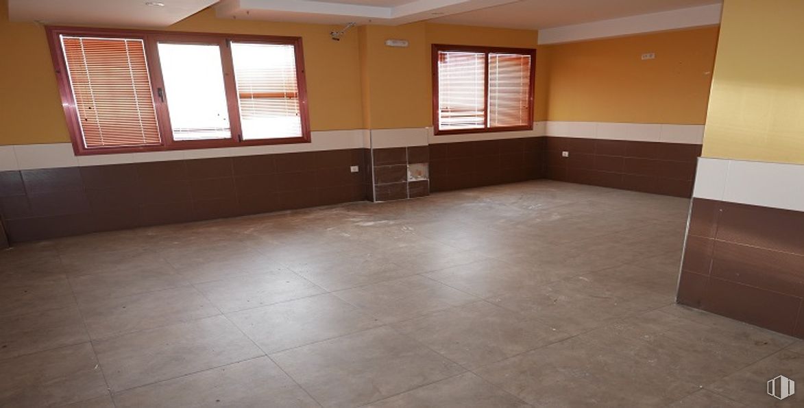 Local en venta en Calle Reverencia, Palazuelos de Eresma, Segovia, 40194 con ventana, persiana de la ventana, suelos, suelo, madera, marrón, suelo de baldosas, azulejo, tinte para madera y techo alrededor