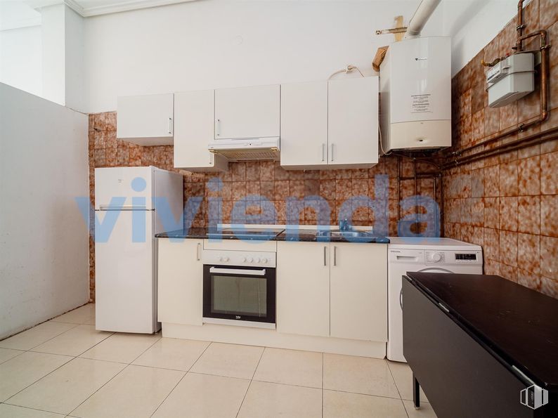 Retail for sale at Calle Ribadavia, Fuencarral - El Pardo, Madrid, 28029 with microwave oven, cabinetry, kitchen appliance, oven, home appliance, flooring, floor, interior design, major appliance and apartment around