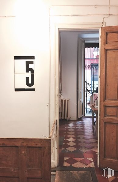 Oficina en alquiler en Calle Acuerdo, 17, Centro, Madrid, 28015 con puerta, accesorio, edificio, madera, pared, suelos, puerta de casa, tinte para madera, madera dura y techo alrededor