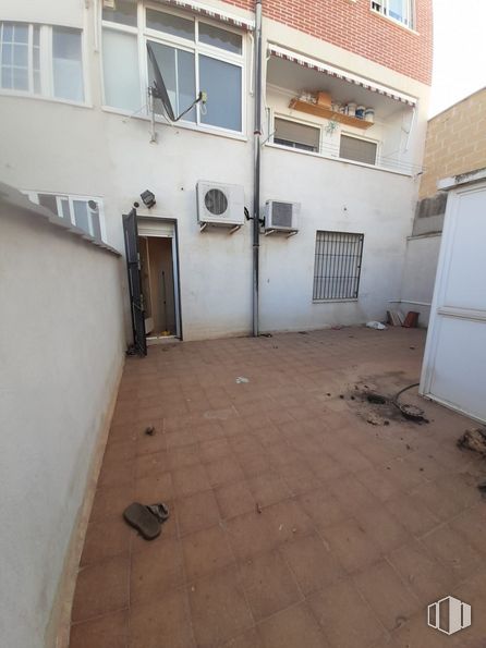 Local en alquiler en Calle Manuel Mac-Crohon, 52, Morata de Tajuña, Madrid, 28530 con ventana, puerta, edificio, pavimento, piso, madera, accesorio, casa, superficie de la carretera y fachada alrededor