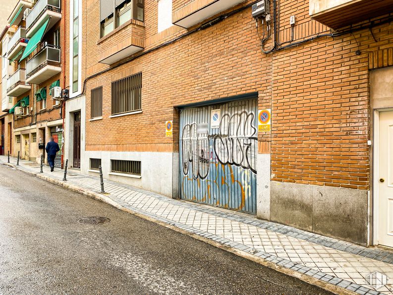 Retail for sale at Calle Elisa, 24, Usera, Madrid, 28026 with window, door, building, road surface, wood, asphalt, brick, neighbourhood, art and sidewalk around