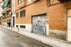 Local en venta en Calle Elisa, 24, Usera, Madrid, 28026 con ventana, puerta, edificio, superficie de carretera, madera, asfalto, ladrillo, barrio, arte y acera alrededor