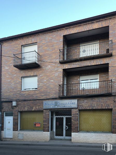 Retail for sale & for rent at Calle Alfares, 39, La Puebla de Montalbán, Toledo, 45516 with window, house, door, sky, building, wood, brickwork, urban design, fixture and brick around