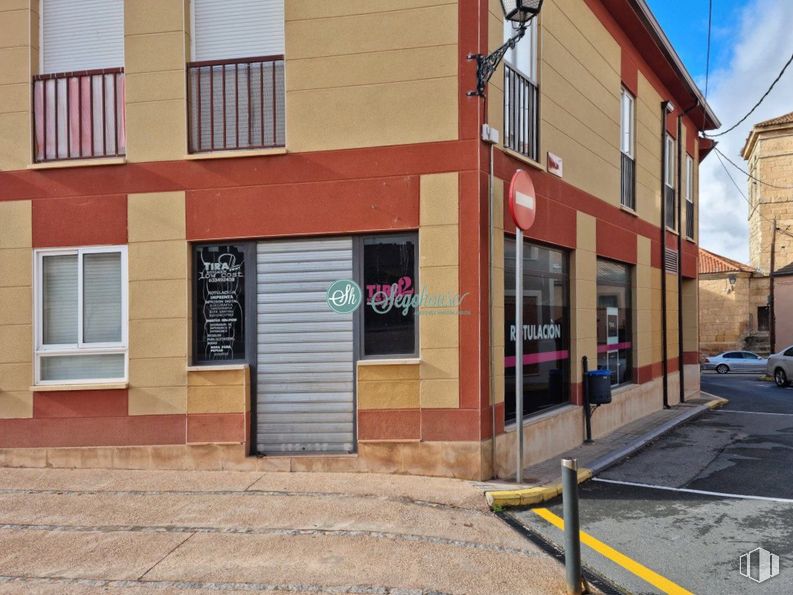 Local en venta en Centro, Espirdo, Segovia, 40191 con ventana, pared, puerta, fachada, ciudad, material compuesto, acera, albañilería, pintura y firmar alrededor