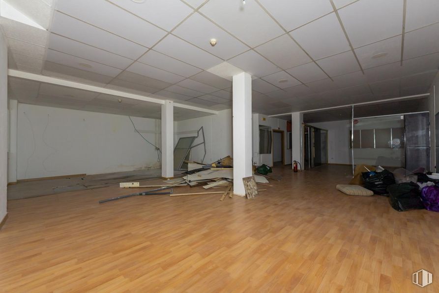 Retail for sale & for rent at Calle Emilio Ferrari, Ciudad Lineal, Madrid, 28017 with wood, interior design, hall, floor, flooring, hardwood, fixture, laminate flooring, ceiling and wood flooring around