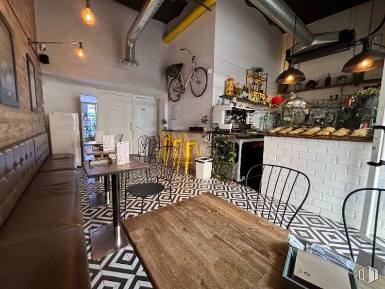 Retail for rent at Calle Alcalá, Salamanca, Madrid, 28009 with bicycle, table top, couch, chair, table, light fixture, tire, lighting, interior design and restaurant around