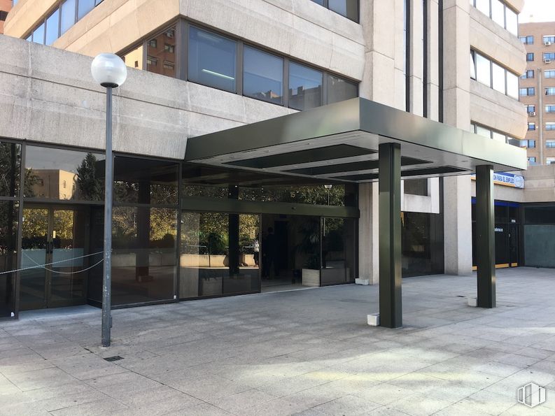 Office for rent at Edificio Magalar, Calle Juan Esplandiú, 15, Retiro, Madrid, 28007 with lighting, window, building, plant, shade, interior design, urban design, fixture, condominium, composite material, facade and commercial building around