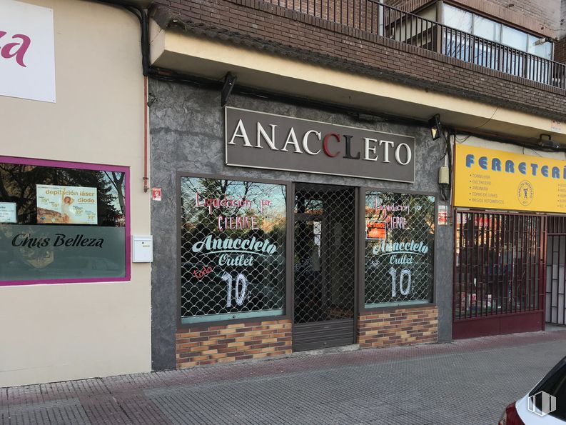 Local en venta en Avenida Madrid, 2, Villanueva del Pardillo, Madrid, 28229 con coche, ventana, accesorio, fuente, pared, edificio, fachada, venta minorista, puerta y vehículo alrededor