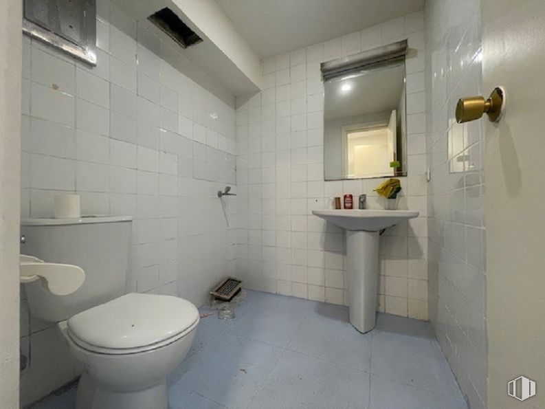 Retail for rent at Calle Bravo Murillo, 21, Chamberí, Madrid, 28015 with toilet, toilet seat, flooring, floor, plumbing fixture, bathroom, interior design, plumbing, room and sink around