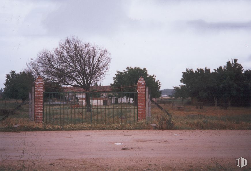 Land for sale at Camino Calera, 2, Talavera de la Reina, Toledo, 45686 with sky, cloud, plant, tree, branch, land lot, natural landscape, house, grass and road surface around