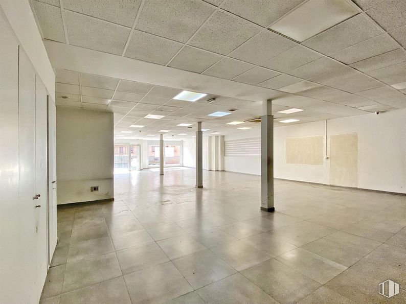 Retail for sale at Calle Manzaneque, Mora, Toledo, 45400 with light fixture, fixture, floor, flooring, hall, material property, ceiling, glass, space and composite material around