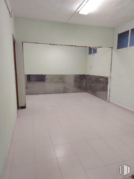 Retail for rent at Avenida Chaparral, San Sebastián de los Reyes, Madrid, 28700 with window, flooring, floor, ceiling, grey, room, tile flooring, plaster, transparency and tile around