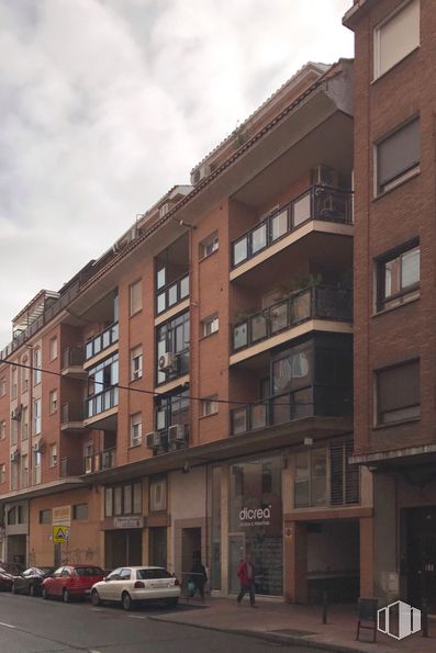 Retail for sale at Calle Olivares, 9, Talavera de la Reina, Toledo, 45600 with car, window, building, cloud, sky, vehicle, condominium, urban design, tower block and wheel around