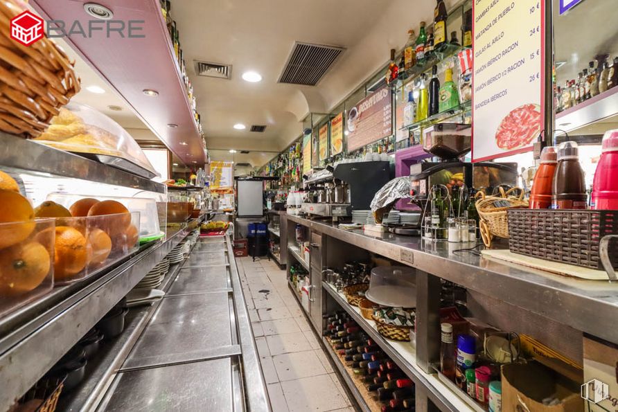 Local en venta en Calle Mesejo, Retiro, Madrid, 28007 con productos envasados, comida, edificio, venta al por menor, cliente, tienda, estante, alimentos naturales, alimentos integrales y ciudad alrededor