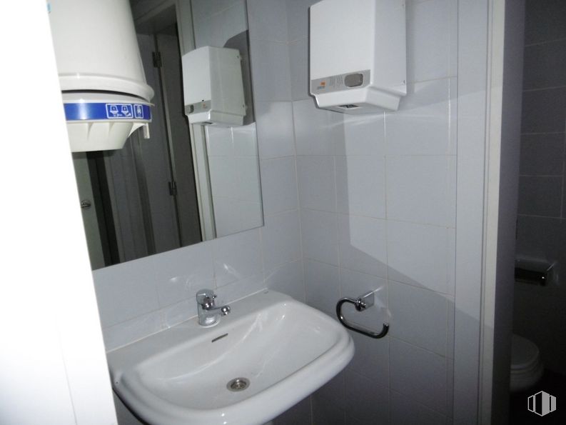 Retail for sale at Calle Bravo Murillo, 23, Chamberí, Madrid, 28015 with sink, hand dryer, mirror, tap, plumbing fixture, property, bathroom sink, bathroom, purple and interior design around