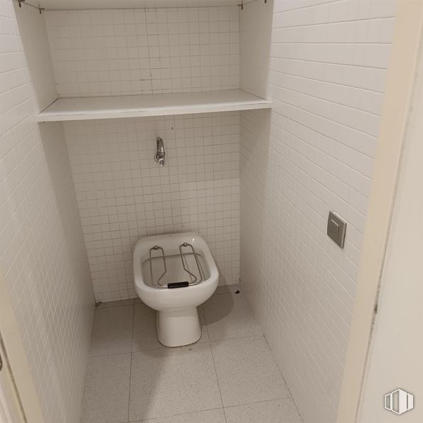 Retail for rent at Zona céntrica, Móstoles, Madrid, 28931 with toilet, bidet, toilet seat, bathroom, plumbing fixture, flooring, floor, wall, plumbing and household supply around