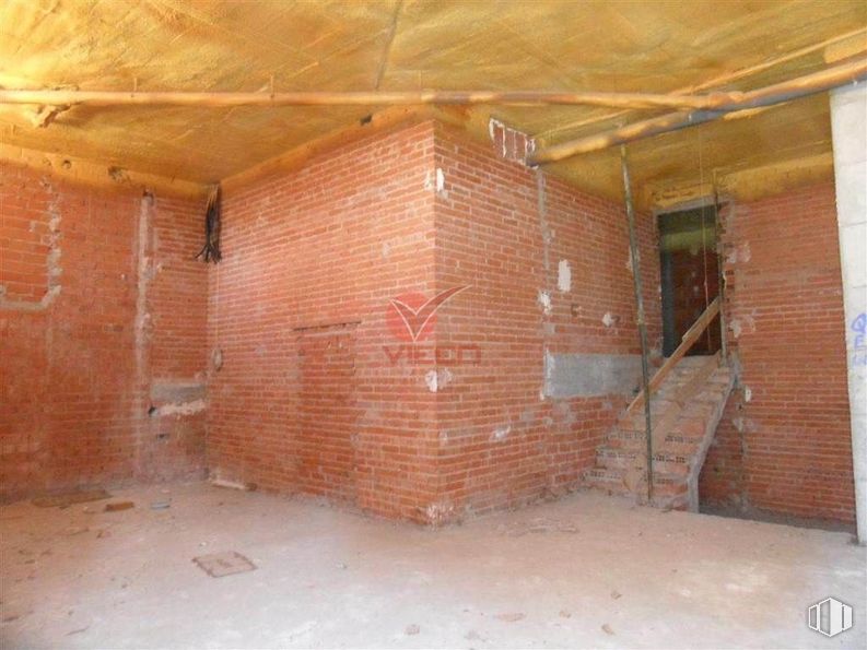 Retail for sale & for rent at Zona Ronda, Cuenca, 16003 with window, wood, brickwork, brick, floor, beam, flooring, composite material, building material and ceiling around