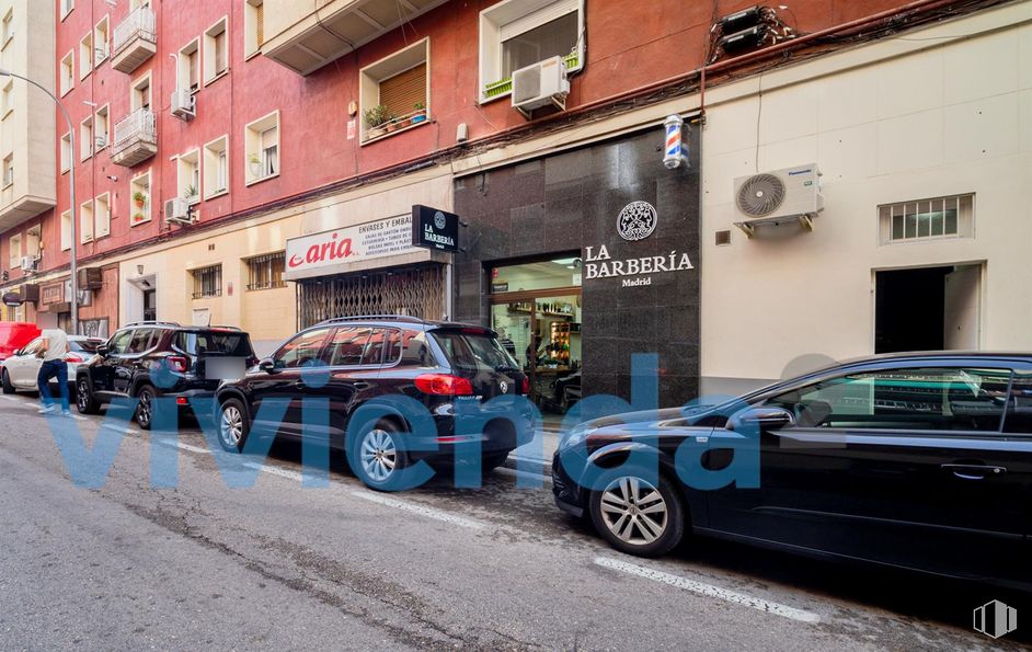 Local en alquiler en Zona Concepción, Ciudad Lineal, Madrid, 28027 con coche, rueda, neumático, luz de estacionamiento, vehículo terrestre, vehículo, ventana, vehículo de motor, neumático de automoción y iluminación del automóvil alrededor