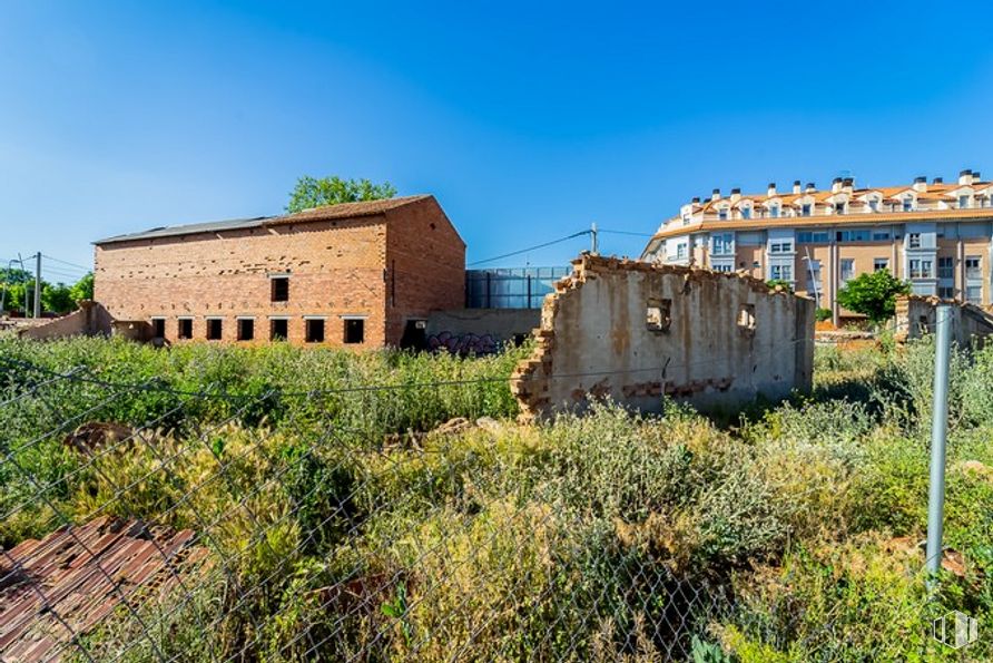 Suelo en venta en Avenida Príncipe de Asturias, Alovera, Guadalajara, 19208 con casa, planta, cielo, ventana, ecorregión, azur, edificio, terreno, vegetación y paisaje natural alrededor