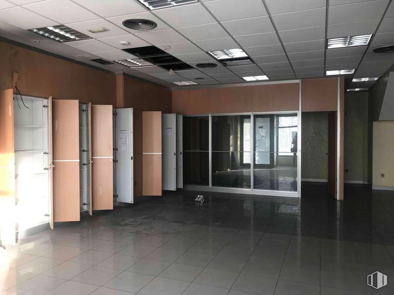 Local en venta en Avenida Industria, Alcobendas, Madrid, 28108 con accesorio, edificio, interiorismo, suelos, suelo, hall, techo, diseño automovilístico, vidrio y suelo de baldosas alrededor