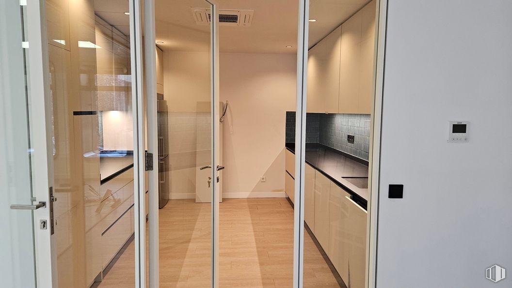 Oficina en alquiler en Calle Orense, 26, Tetuán, Madrid, 28020 con suelos, interiorismo, suelo, madera, puerta, techo, alumbrado, mueble, habitación y suelos de madera alrededor