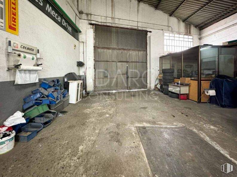 Industrial for sale at Avenida Industria, Humanes de Madrid, Madrid, 28970 with bag, floor, ceiling, automobile repair shop, basement, garage, parking, workshop, warehouse and hall around