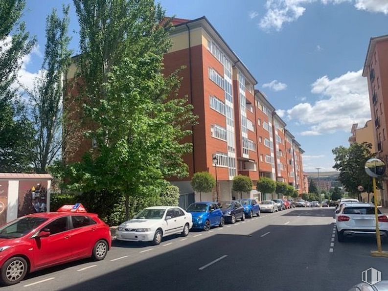 Retail for sale at Calle Agustín Rodríguez Sahagún, Ávila, 05003 with car, building, land vehicle, wheel, sky, vehicle, tire, property, window and motor vehicle around