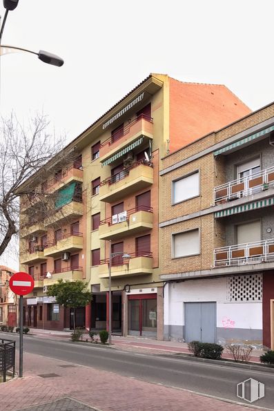 Local en alquiler en Avenida Pilar, 14, Torrijos, Toledo, 45500 con edificio, alumbrado, cielo, ventana, luz de la calle, planta, casa, diseño urbano, condominio y accesorio alrededor