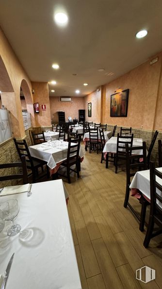 Retail for sale at Calle Ricardo de la Vega, Móstoles, Madrid, 28932 with kitchen & dining room table, chair, table, table top, tableware, flooring, restaurant, floor, wood stain and hardwood around