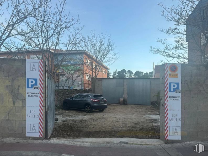 Land for sale at Calle Ignacio Gonzalez Serrano, Collado Villalba, Madrid, 28400 with car, automotive lighting, automotive parking light, parking, automotive tail & brake light, family car, parking lot, car door, hubcap and luxury vehicle around