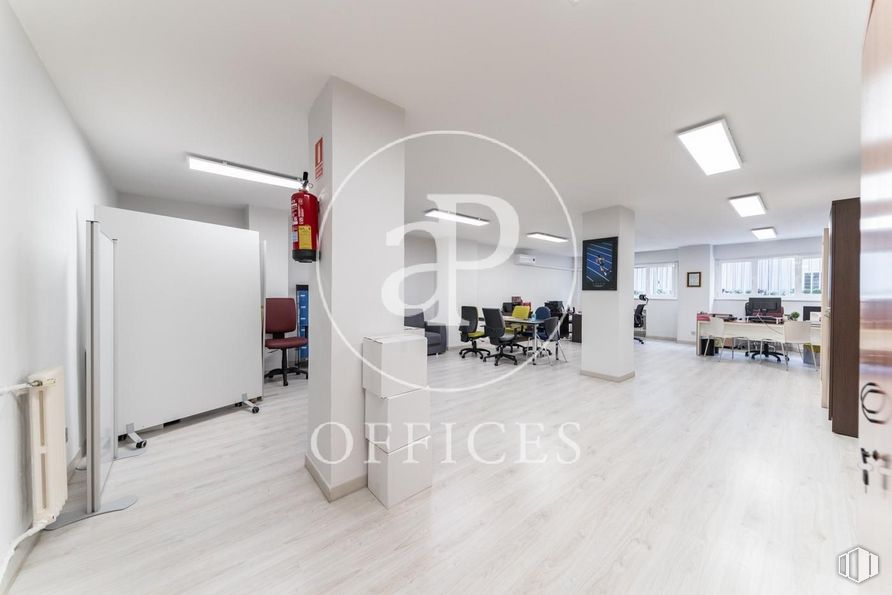 Oficina en venta en Calle Enrique Larreta, Chamartín, Madrid, 28036 con edificio, suelo, piso, casa, accesorio, pasillo, madera, suelos laminados, madera y televisión alrededor