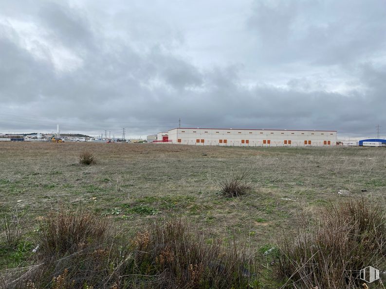 Land for rent at Calle Arquitectos, Pinto, Madrid, 28320 with building, cloud, sky, highland, natural landscape, grass, landscape, plant, grassland and horizon around