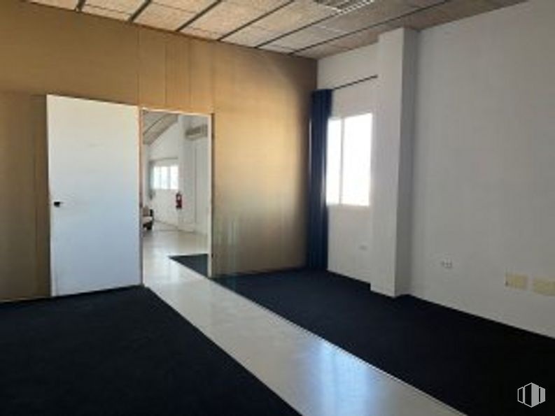 Industrial for rent at Camino Carrera, Fuente el Saz de Jarama, Madrid, 28140 with window, door, property, fixture, building, wood, architecture, hall, floor and flooring around